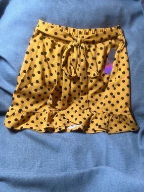NWT Tresics Polkadot Mini Skirt Mustard Color and Black